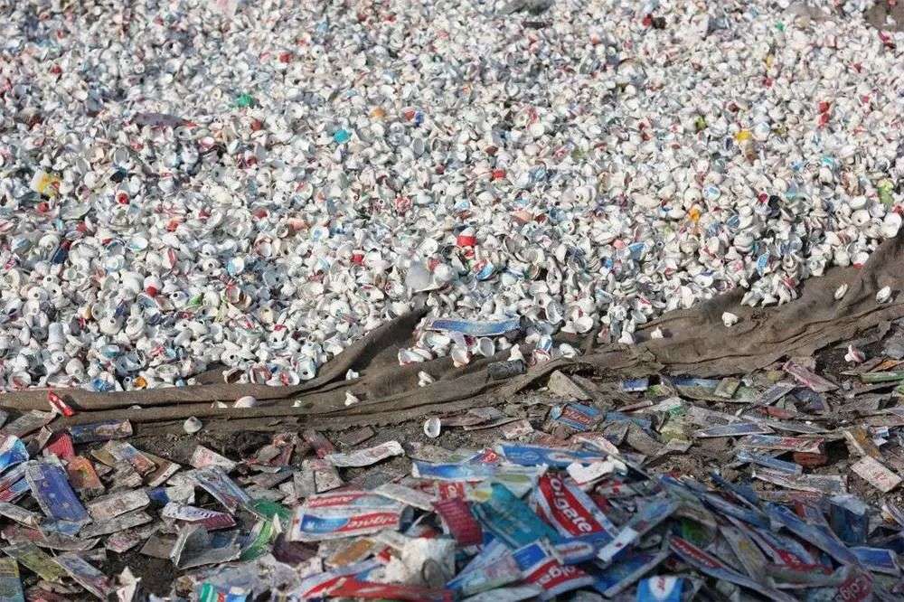 再也不用「擠牙膏」，高露潔換上的「潤滑劑」包裝，讓牙膏從此一滴不剩