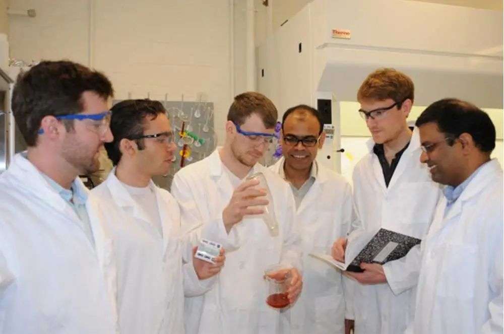 再也不用「擠牙膏」，高露潔換上的「潤滑劑」包裝，讓牙膏從此一滴不剩