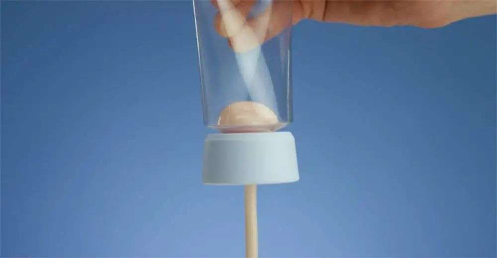 再也不用「擠牙膏」，高露潔換上的「潤滑劑」包裝，讓牙膏從此一滴不剩